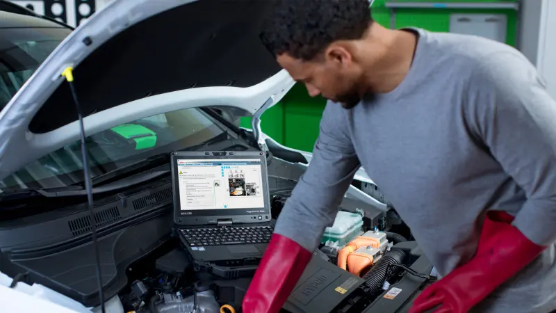 Technician diagnosing faults with bosch KTS and ESI subscription